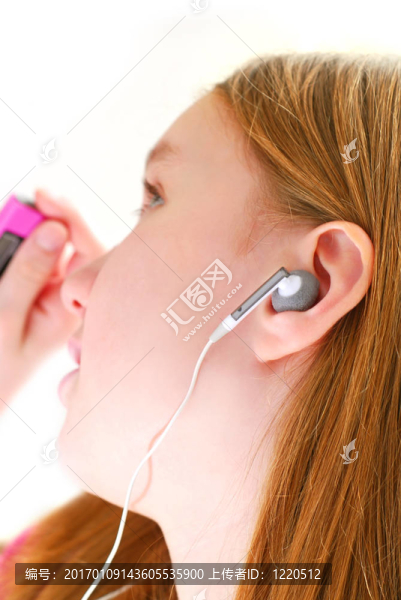 女孩聽(tīng)音樂(lè)