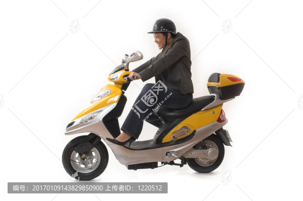 女人騎滑板車