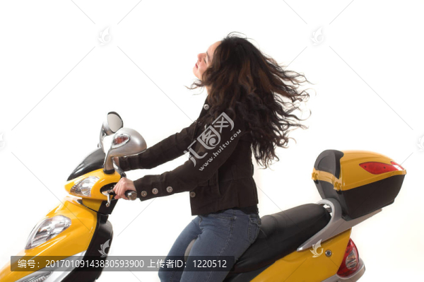 女子騎電動(dòng)車無頭盔