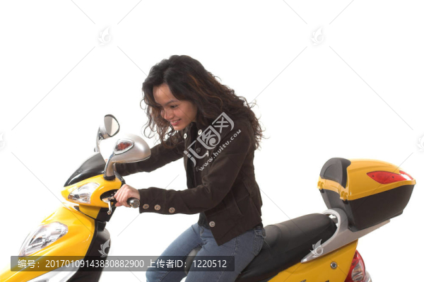 女子騎電動車無頭盔