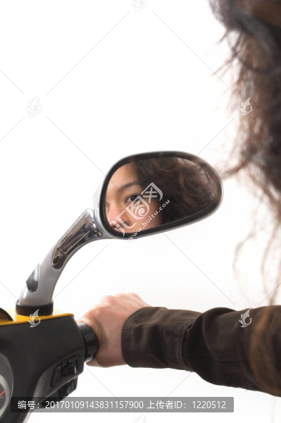 女孩在鏡子里