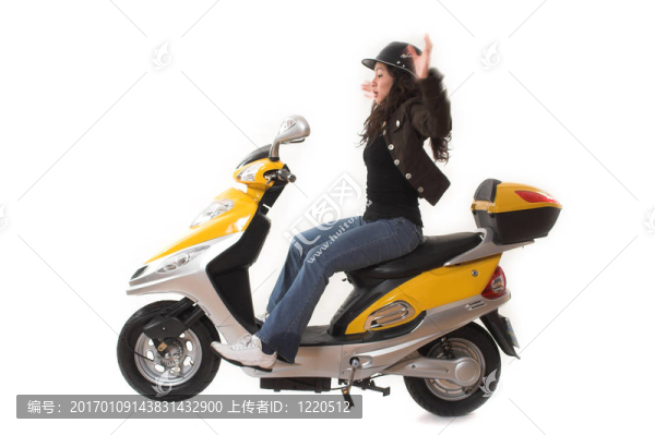 女孩差點(diǎn)摔倒在一輛摩托車上