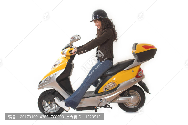 女人騎滑板車