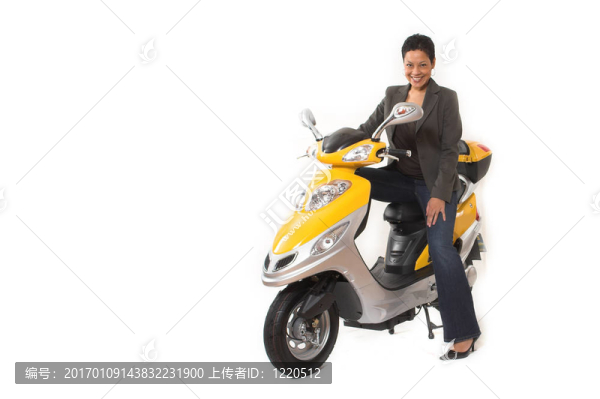 女子騎電動車無頭盔
