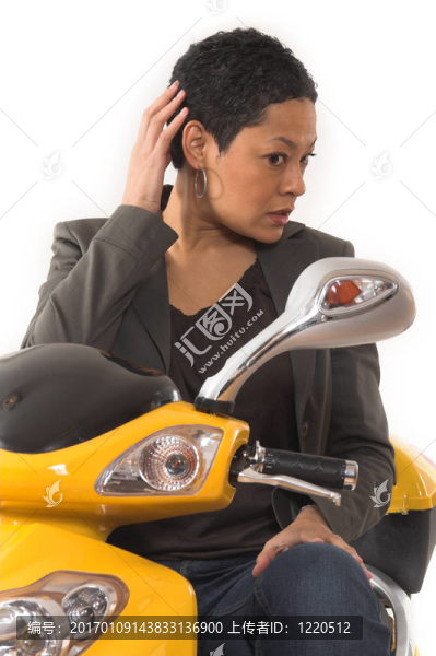 女子騎電動(dòng)車無頭盔