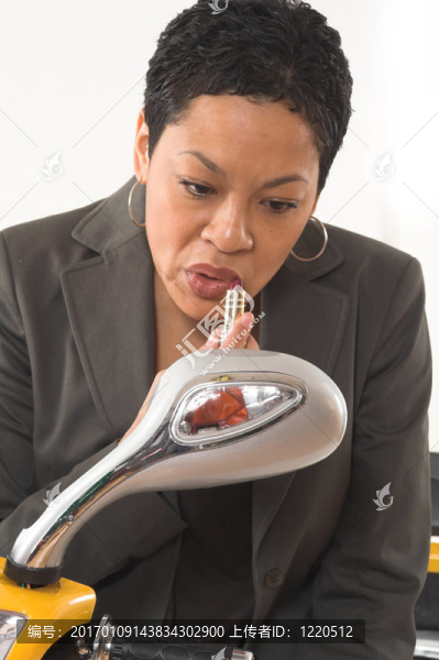 女人做化妝-匯圖網(wǎng) www.fosd68.com 女人做化妝