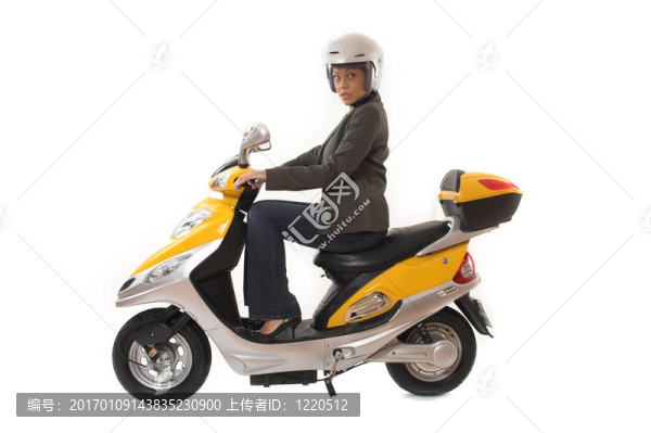 女人騎滑板車