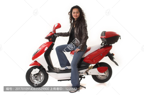 女子騎電動(dòng)車無頭盔