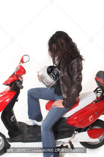 女子騎電動(dòng)車無頭盔