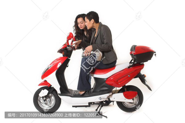 兩個女孩在談論摩托車