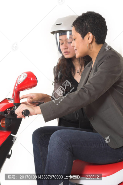 兩個女孩在談?wù)撃ν熊? title=