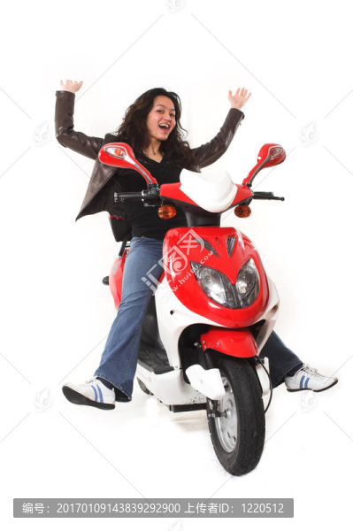 女子騎電動(dòng)車無頭盔