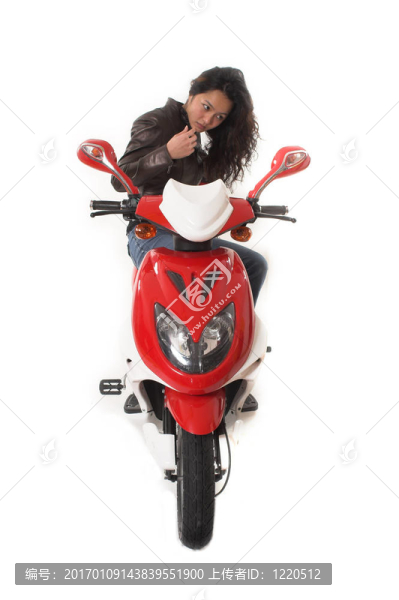 女子騎電動(dòng)車無頭盔