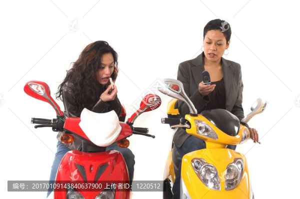 夫妻倆用手機聊天，做化妝