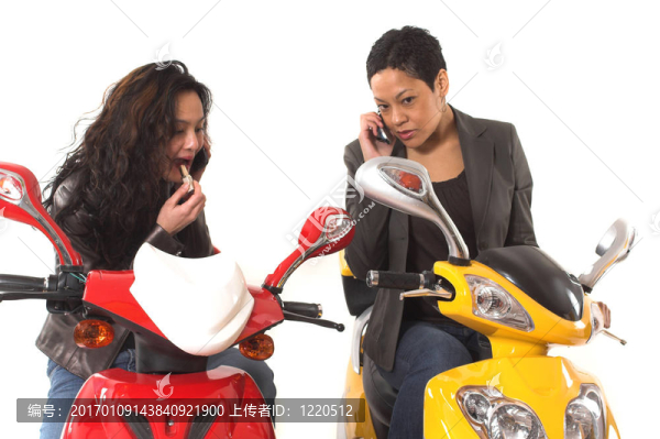 夫妻倆用手機聊天，做化妝