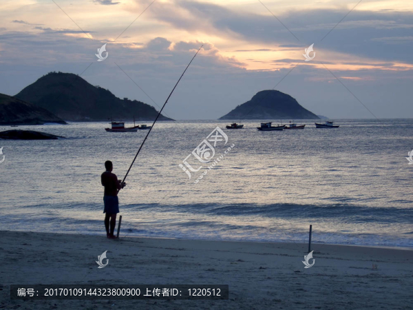 在海灘上釣魚