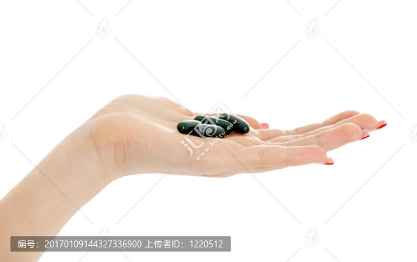 手掌與綠色藥丸超過(guò)白色