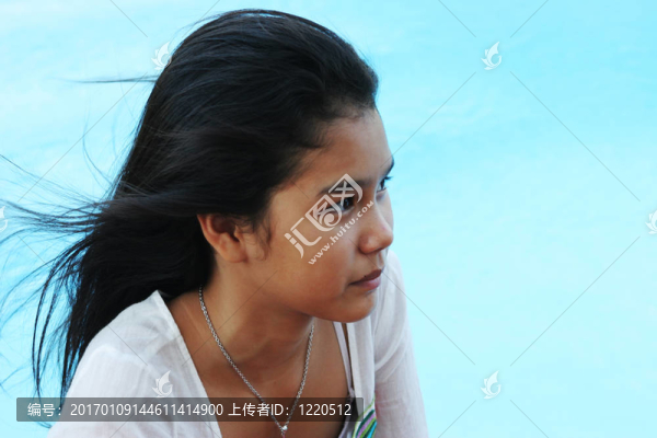快樂(lè)女孩在游泳池放松