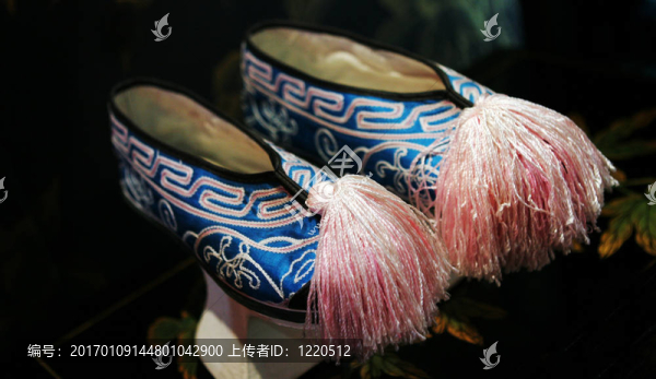 藍(lán)色和粉紅色的亞洲傳統(tǒng)鞋
