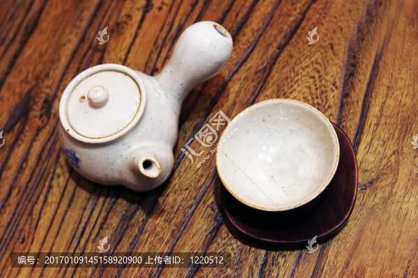 陶器茶壺和茶杯