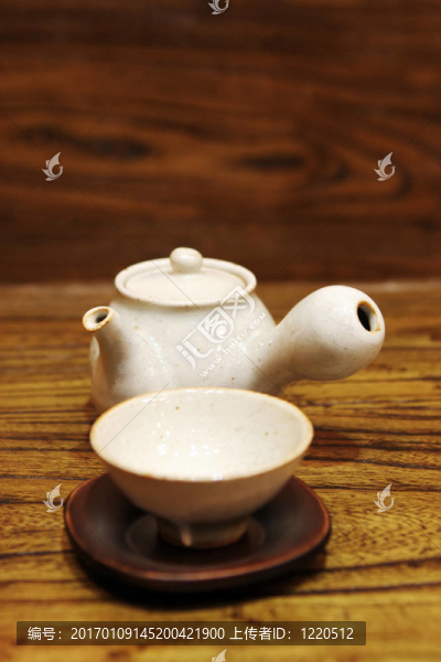 陶器茶壺和茶杯