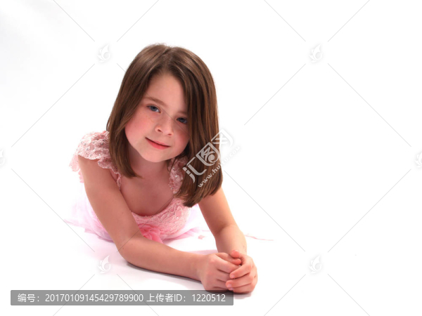 黑發(fā)的小女孩在白色的