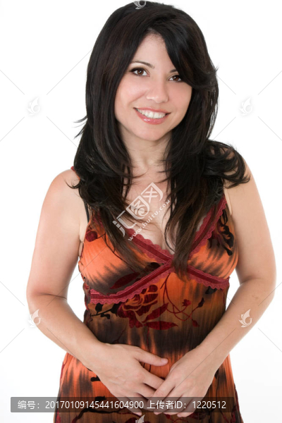 微笑的女人穿著夏天的衣服