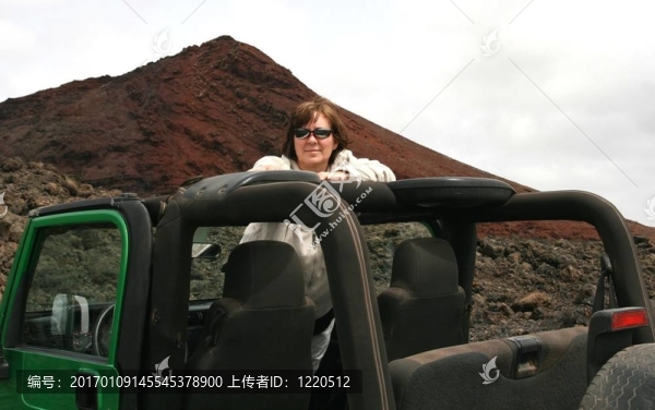 女人在吉普車