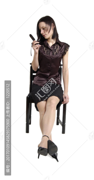 坐在女孩穿著黑色與美孚手機(jī)上孤立的白色-匯圖網(wǎng) www.fosd68.com 坐在女孩穿著黑色與美孚手機(jī)上孤立的白色