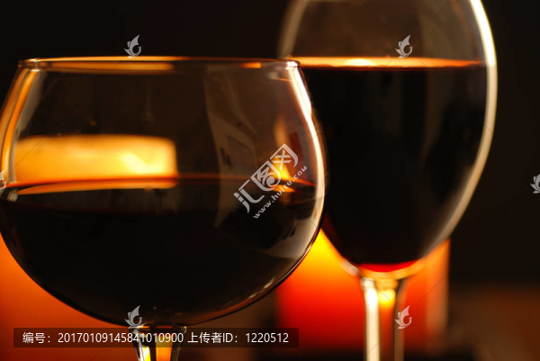用餐；燭光；浪漫；淡；低；氛圍；葡萄酒
