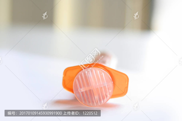 橙色的注射器