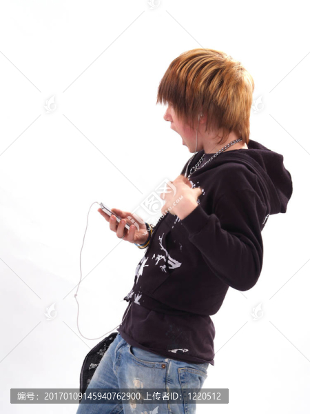 十幾歲的男孩與MP3播放器