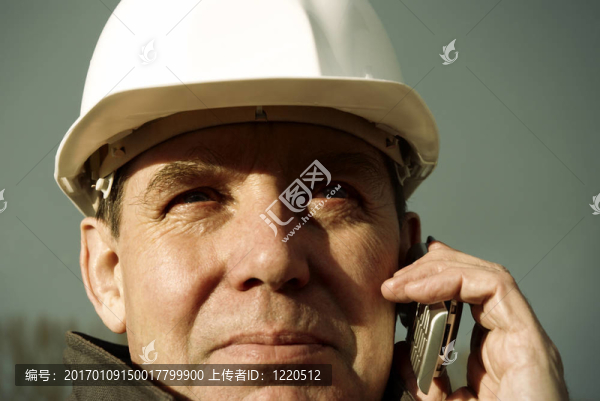 使用手機的建筑師