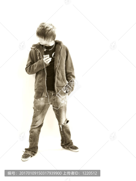 十幾歲的男孩與MP3播放器的棕色色調(diào)-匯圖網(wǎng) www.fosd68.com 十幾歲的男孩與MP3播放器的棕色色調(diào)