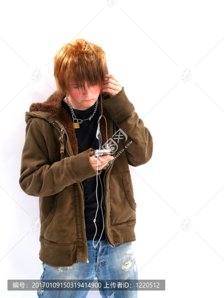 十幾歲的男孩與MP3播放器