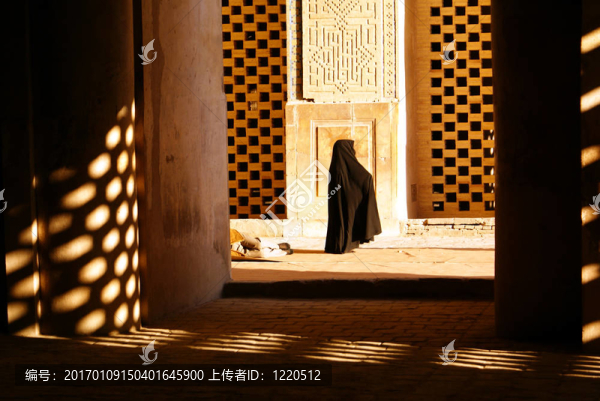 女人在清真寺