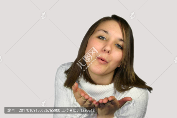 年輕女性在一個(gè)白色的跳躍