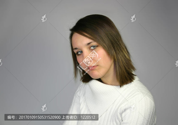年輕女性在一個白色的跳躍