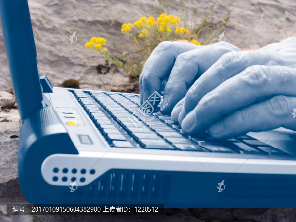 工作的筆記本電腦-匯圖網(wǎng) www.fosd68.com 工作的筆記本電腦