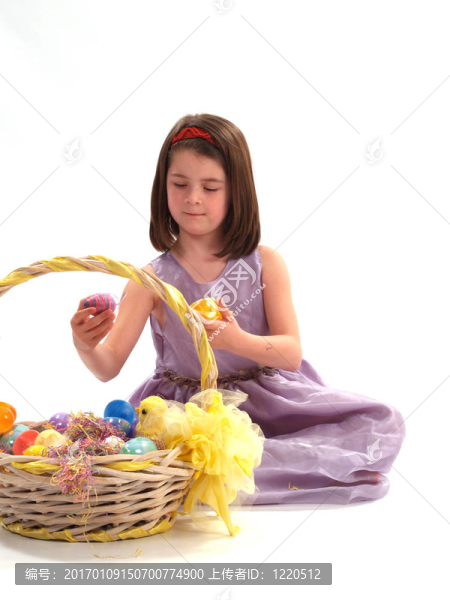 黑發(fā)女孩復(fù)活節(jié)籃子