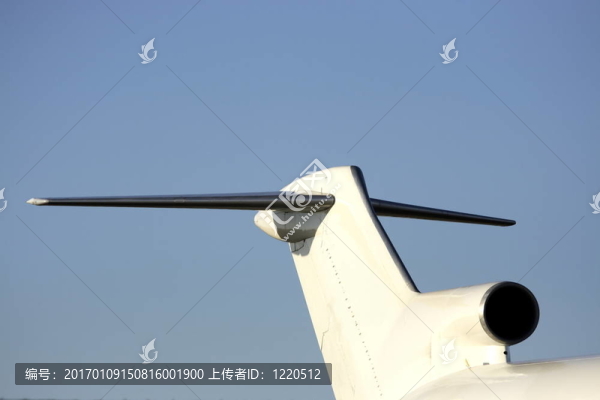 停在機(jī)場(chǎng)的一家航空公司的尾部