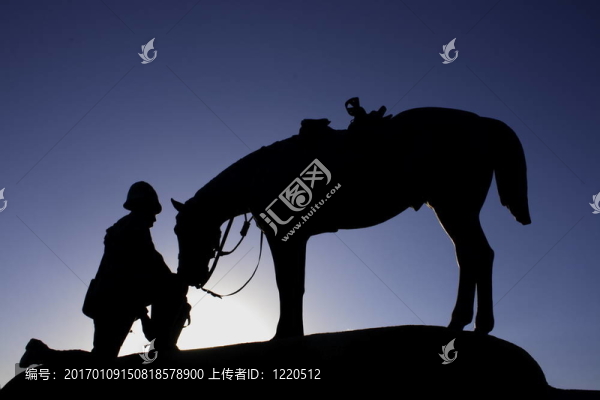 一個(gè)男人在照顧他的馬