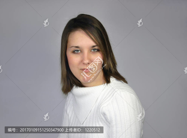 年輕女性在一個白色的跳躍