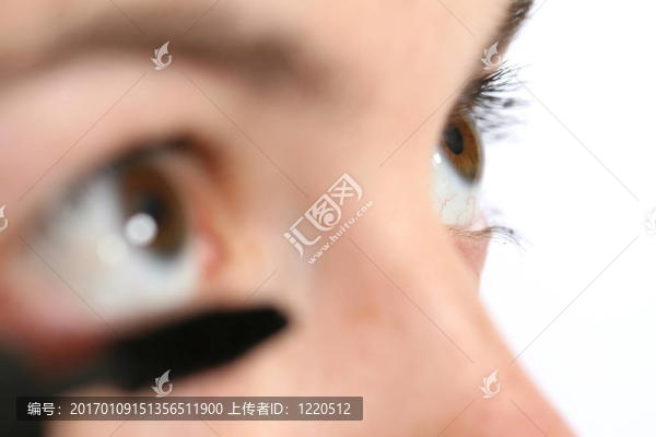 涂睫毛膏
