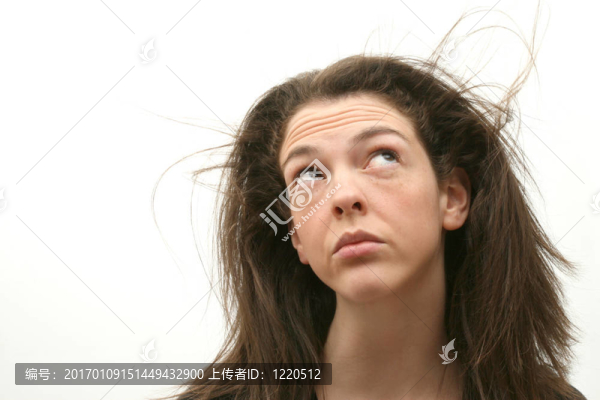 女孩在風中