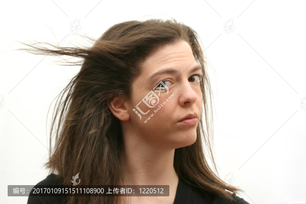 女孩在風(fēng)中