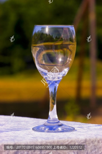 空的酒杯