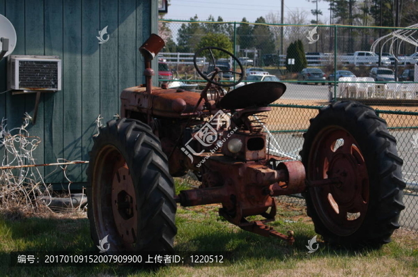 老農(nóng)場拖拉機