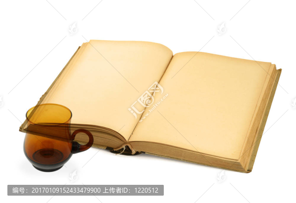 用茶杯打開空白的書