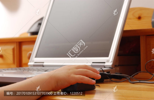 筆記本電腦的孩子